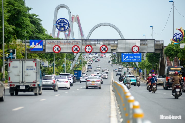 Hà Nội: Phân làn cố định, giao thông trên cầu Nhật Tân an toàn hơn