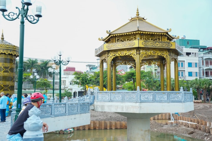 Đập dâng sông Tô Lịch thu hút người dân đến chiêm ngưỡng