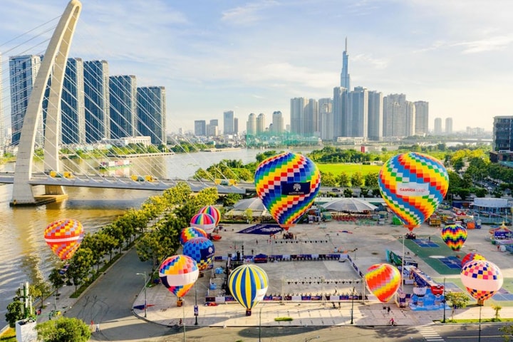 Hàng trăm nghìn người dân TP.HCM tham dự Lễ hội khinh khí cầu Eaton Park Skyward
