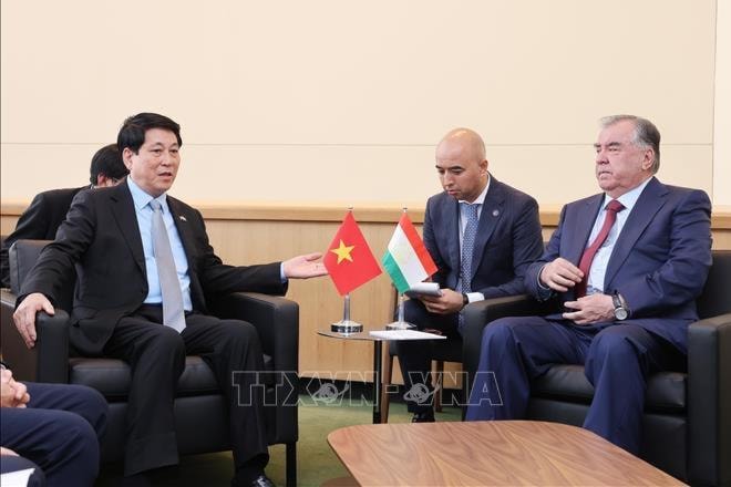 Chủ tịch nước Lương Cường gặp Tổng thống Tajikistan Emomali Rahmon