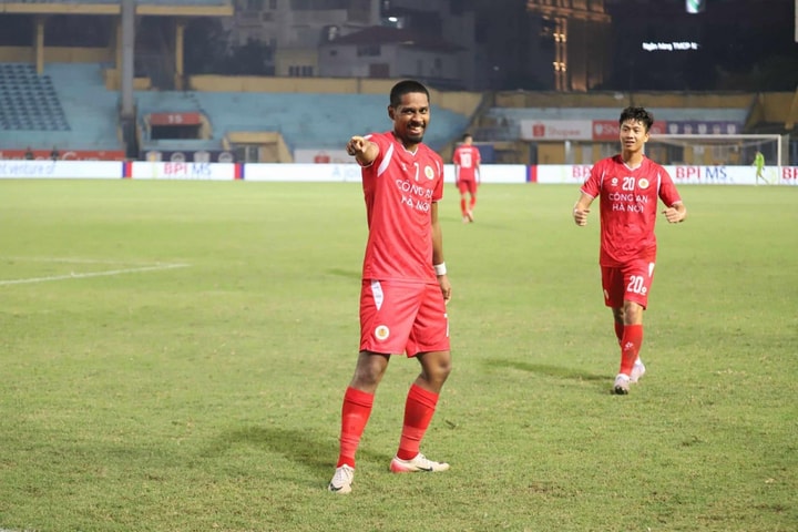 Cao Pendant Quang Vinh lập công, Công an Hà Nội thắng chật vật trước đội bóng Philippines