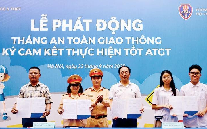 Hà Nội: Phát động tháng an toàn giao thông và ký cam kết chấp hành tại nhiều trường học