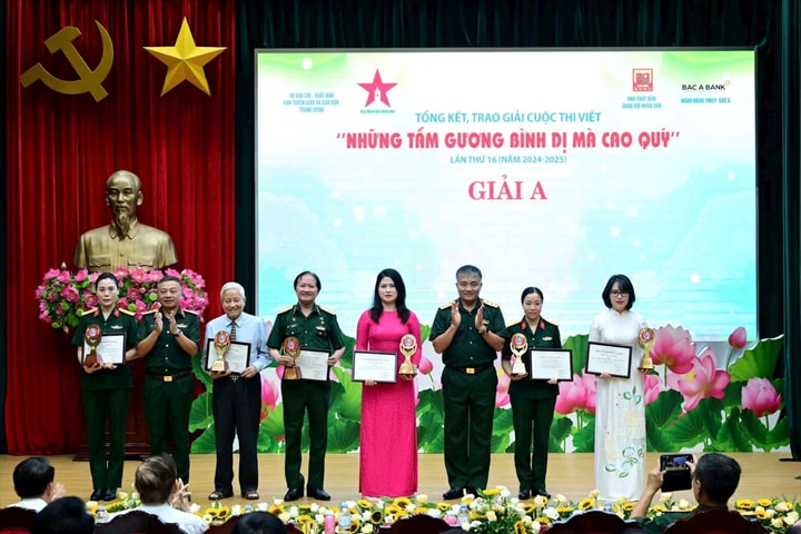 Trao 22 giải cuộc thi viết “Những tấm gương bình dị và cao quý” lần thứ 16