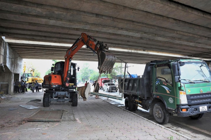 Sóc Sơn giải tỏa vi phạm hành lang an toàn giao thông