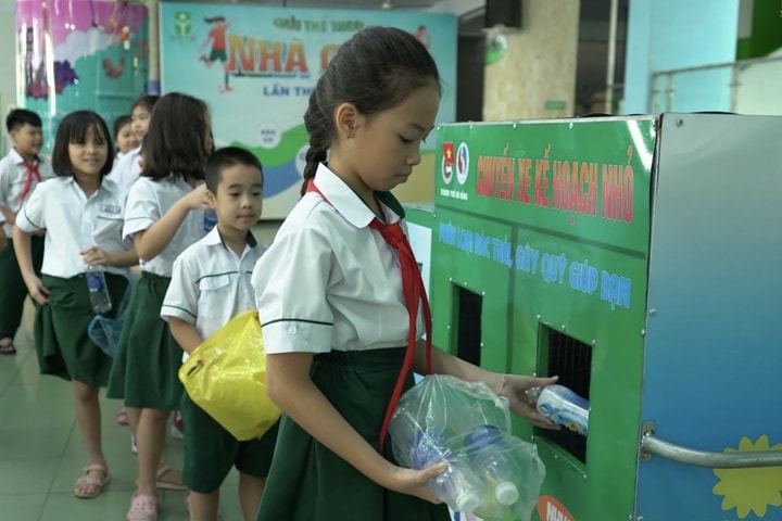 “Chuyến xe kế hoạch nhỏ” chở yêu thương đến học sinh khó khăn