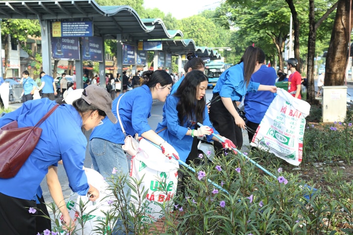 300 người ra quân dọn rác hưởng ứng chiến dịch “Làm cho thế giới sạch hơn”
