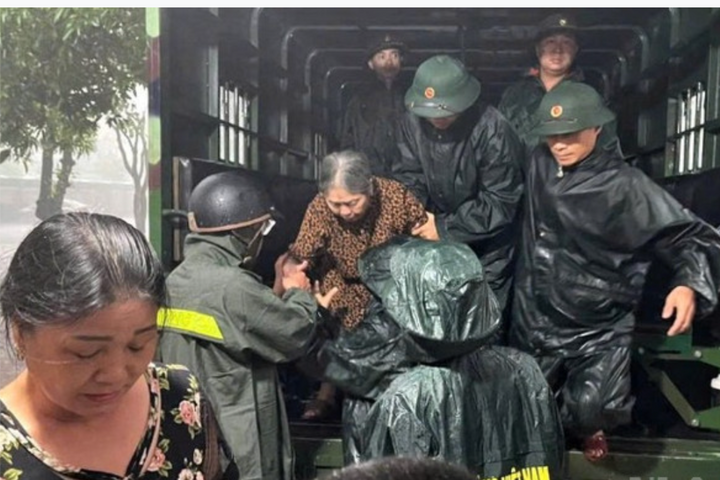 Các địa phương tổng lực sơ tán dân, tìm kiếm người bị nạn trong bão số 10