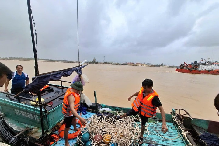 Quảng Trị: Công an xã Cửa Việt giải cứu 11 ngư dân gặp nạn trên biển