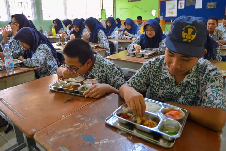 Tổng thống Indonesia bảo vệ chương trình bữa ăn miễn phí dù 6.000 người bị ngộ độc