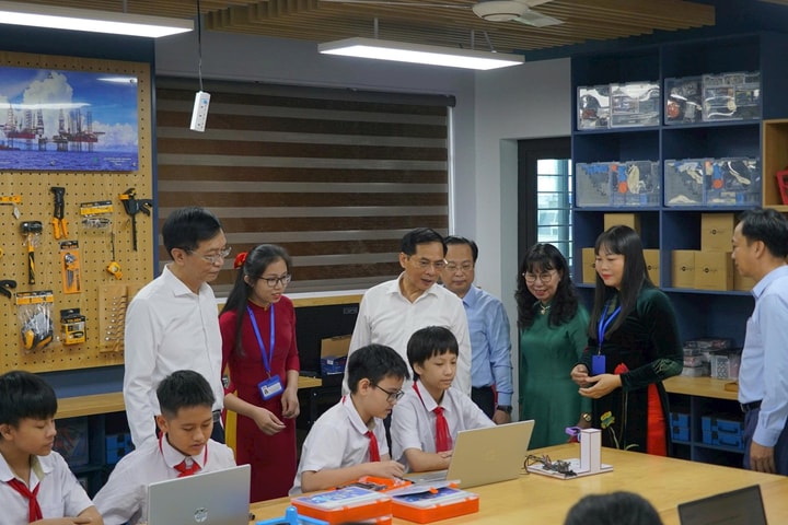 Phó Thủ tướng Bùi Thanh Sơn dự khánh thành phòng học STEM tại phường Tây Mỗ