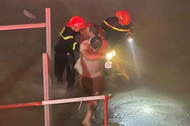 Công an Nghệ An cứu người mắc kẹt giữa tâm bão số 10