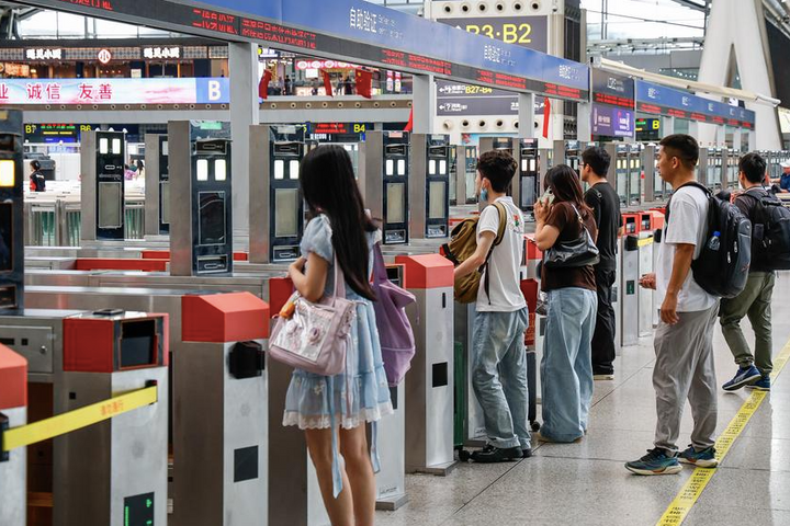 Trung Quốc dự báo 2 triệu lượt người qua lại biên giới mỗi ngày trong kỳ nghỉ lễ