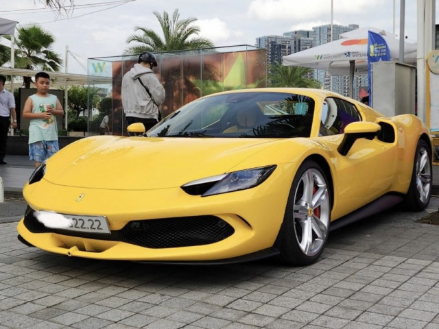 Ferrari 296 GTS xuất hiện tại TP.HCM với màu vàng Giallo Modena nổi bật