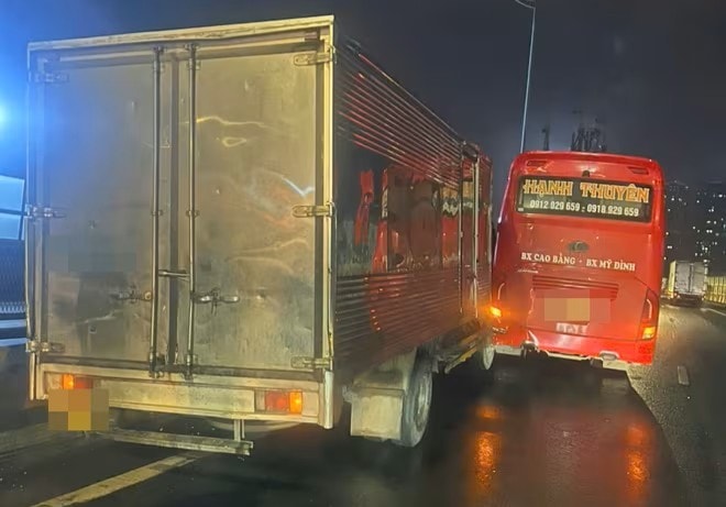 Xác minh danh tính tài xế xe khách chèn ép, va chạm xe tải trên đường Vành đai 3
