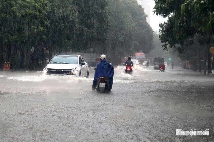 Mưa lớn sáng 30-9, đoạn đường khu đô thị Văn Phú thành “biển nước”