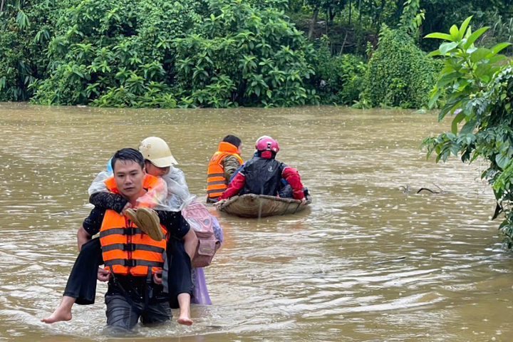 Công an Tuyên Quang đóng bè mảng đưa người dân tới nơi tránh bão lũ an toàn