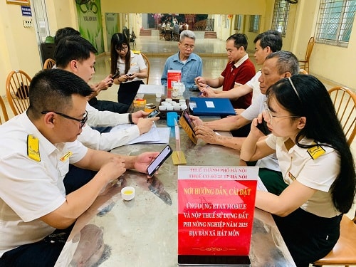 Cán bộ Thuế thành phố Hà Nội tích cực tham gia làm sạch dữ liệu đất đai