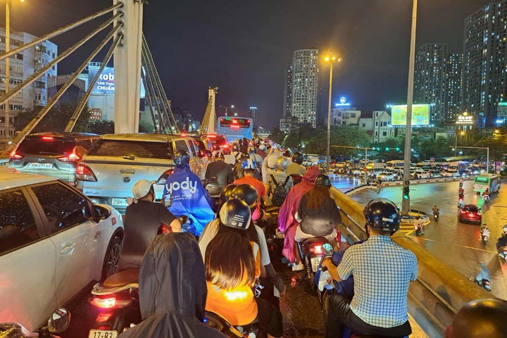 Chật vật đường về nhà trong ách tắc, ngập úng diện rộng