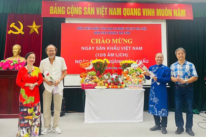 Nghệ sĩ sân khấu Hà Nội chào mừng Ngày Sân khấu Việt Nam