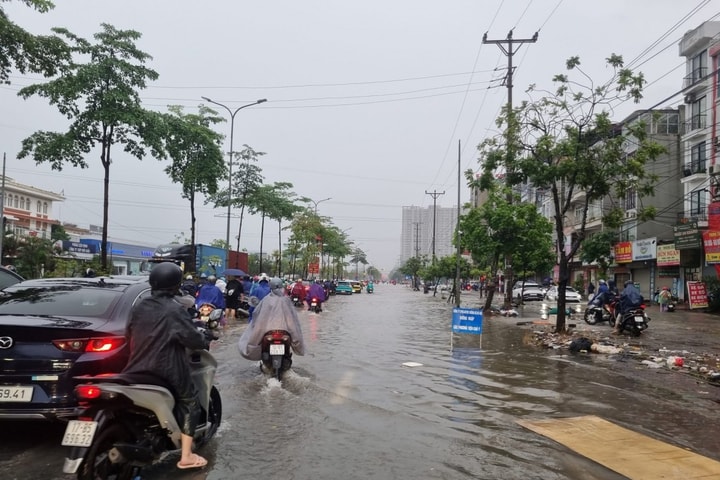 Nội thành Hà Nội ghi nhận 65 điểm úng ngập do mưa lớn