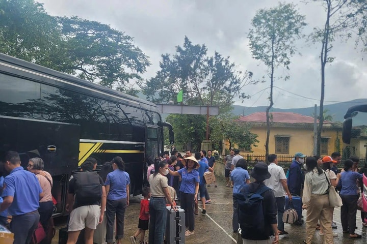 Đường sắt tạm dừng 4 chuyến tàu khách liên vận quốc tế và 21 chuyến tàu khách