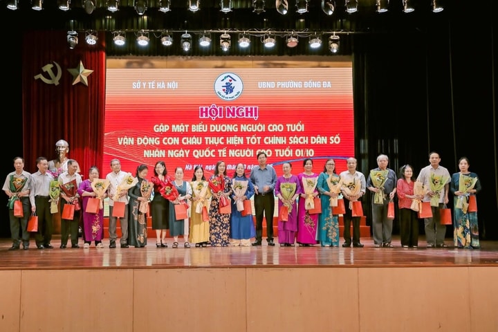 Phường Đống Đa (Hà Nội) Tặng quà, tri ân 100 gương sáng người cao tuổi tiêu biểu