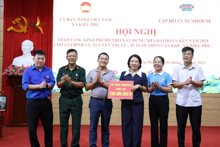 Tập đoàn Sunhouse hỗ trợ xã Kiều Phú 200 triệu đồng để xây nhà Đại đoàn kết