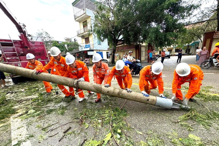 Thợ điện Nghệ An chạy đua với thời gian khôi phục lưới điện