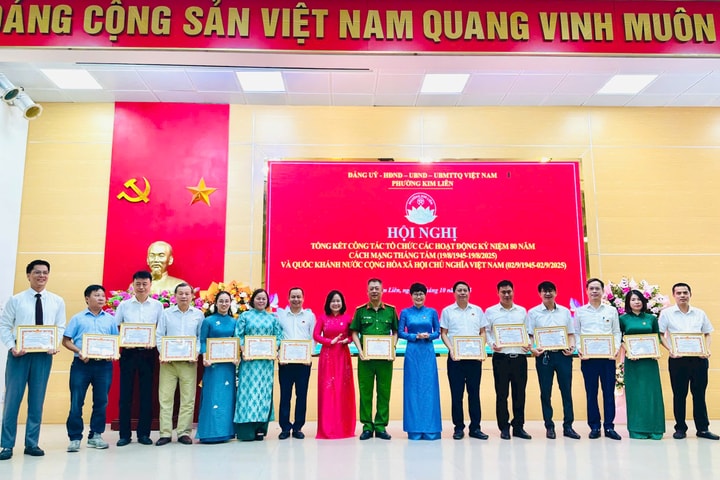 Phường Kim Liên: Khen thưởng trong tổ chức hoạt động kỷ niệm 80 năm Quốc khánh