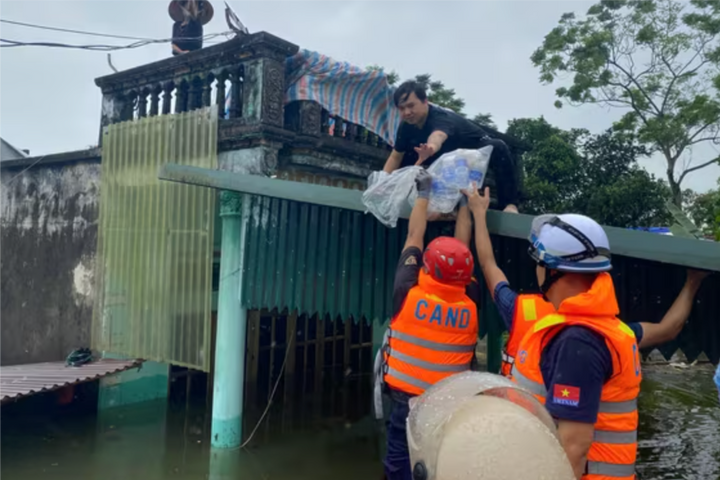 Công an Hà Nội cứu hộ hàng chục người dân Tuyên Quang khỏi vùng lũ nguy hiểm