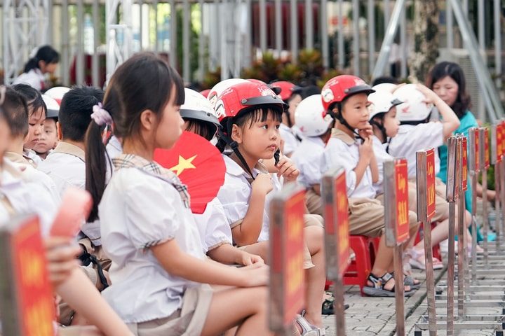 Trao tặng mũ bảo hiểm cho học sinh lớp 1 trên toàn quốc