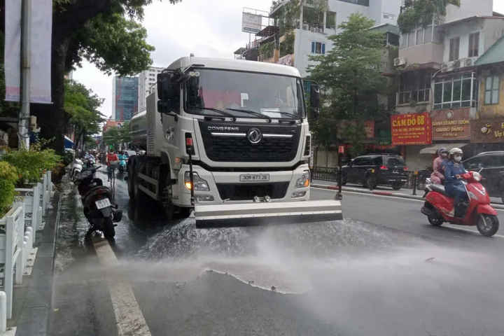 Khẩn trương dọn dẹp môi trường, xử lý rác thải sau mưa, ngập