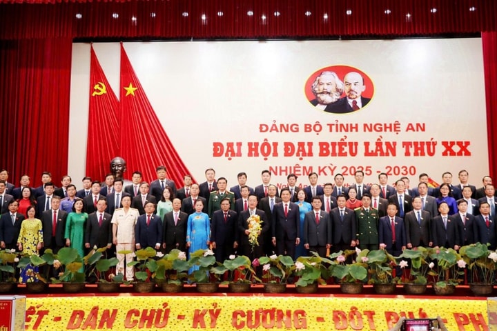 Ban Chấp hành Đảng bộ tỉnh Nghệ An khóa 20, nhiệm kỳ 2025-2030 ra mắt nhận nhiệm vụ
