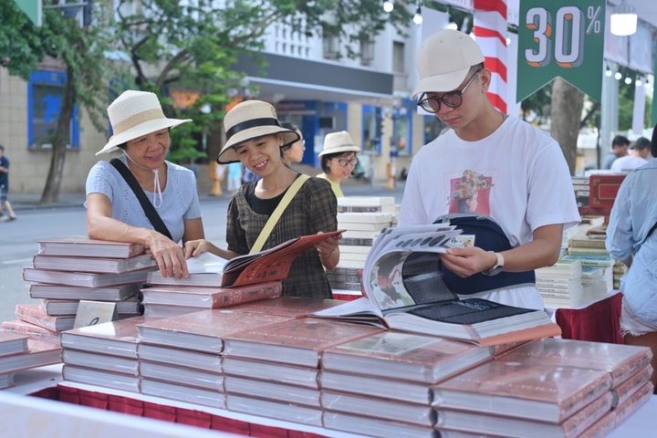 Hội sách Hà Nội 2025 diễn ra từ hôm nay (2-10) tại không gian đi bộ hồ Hoàn Kiếm