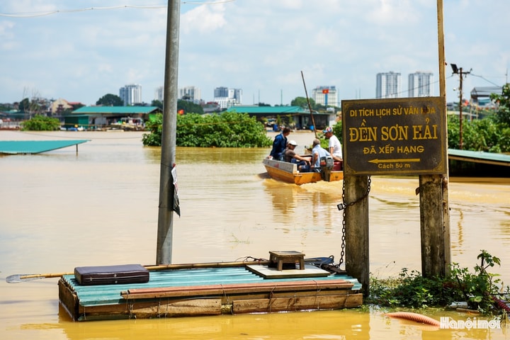 Nước sông Hồng tràn vào khu Chương Dương Độ