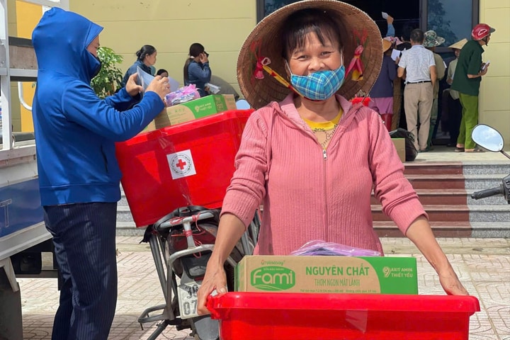 Trung ương Hội Chữ thập đỏ Việt Nam cứu trợ khẩn cấp đợt 2 cho đồng bào vùng lũ sau bão số 10