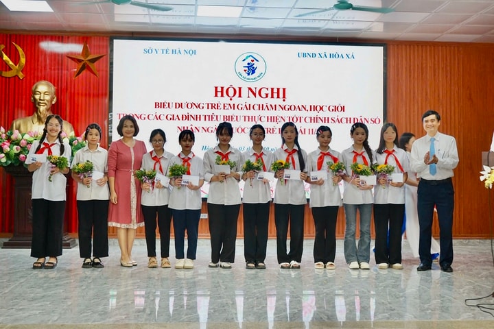 Biểu dương trẻ em gái chăm ngoan học giỏi trong các gia đình tiêu biểu thực hiện tốt chính sách dân số tại xã Hòa Xá