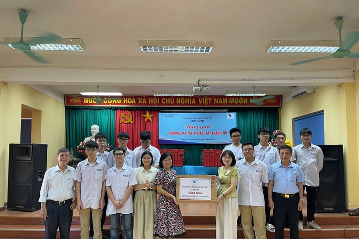 Hội Cứu trợ trẻ em khuyết tật Hà Nội tặng quà gần 1.500 em nhỏ tại các trường, trung tâm dạy trẻ chuyên biệt