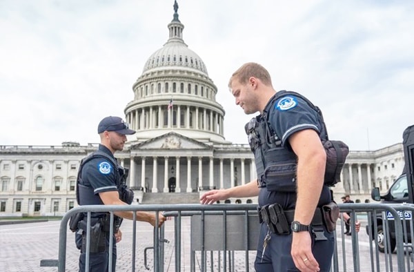 Xô đẩy nhau vào bế tắc