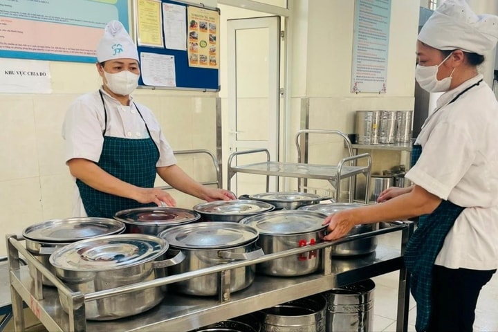 Hà Nội kiểm tra việc tổ chức bữa ăn bán trú cho học sinh
