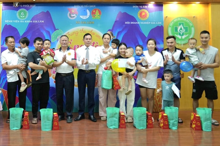 Gia Lâm trao quà Tết Trung thu cho trẻ em khó khăn