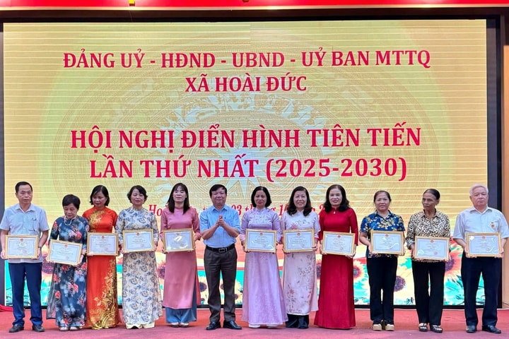 Hoài Đức khen thưởng các tập thể, cá nhân điển hình tiên tiến