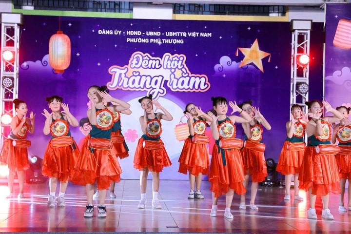 Rộn ràng “Đêm hội Trăng rằm” phường Phú Thượng