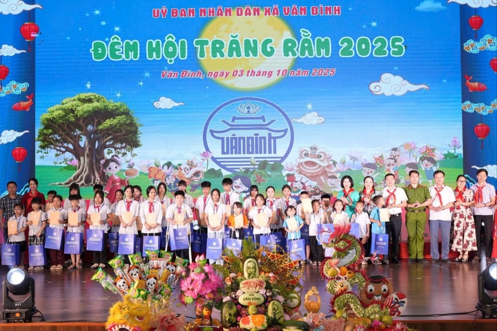 Phó Chủ tịch Thường trực HĐND thành phố Hà Nội Phùng Thị Hồng Hà dự “Đêm hội Trăng rằm” tại xã Vân Đình