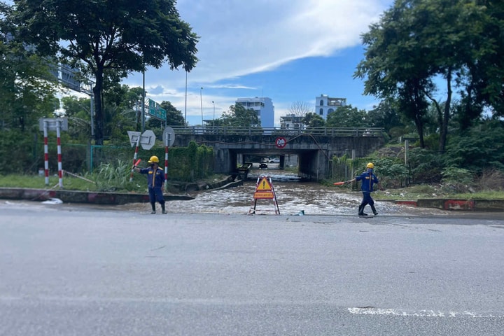 Công nhân thoát nước chủ động ứng phó với kịch bản xấu nhất của bão số 11