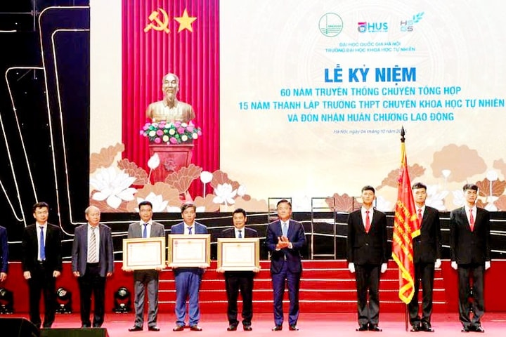 Phó Thủ tướng Lê Thành Long trao Huân chương Lao động hạng Nhì cho Trường THPT chuyên Khoa học Tự nhiên