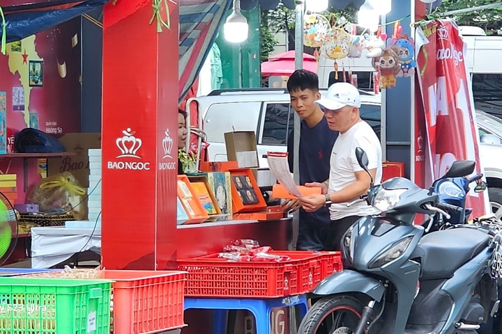 Sát ngày rằm, quầy bánh ế ẩm, nhân viên ngồi ngóng khách