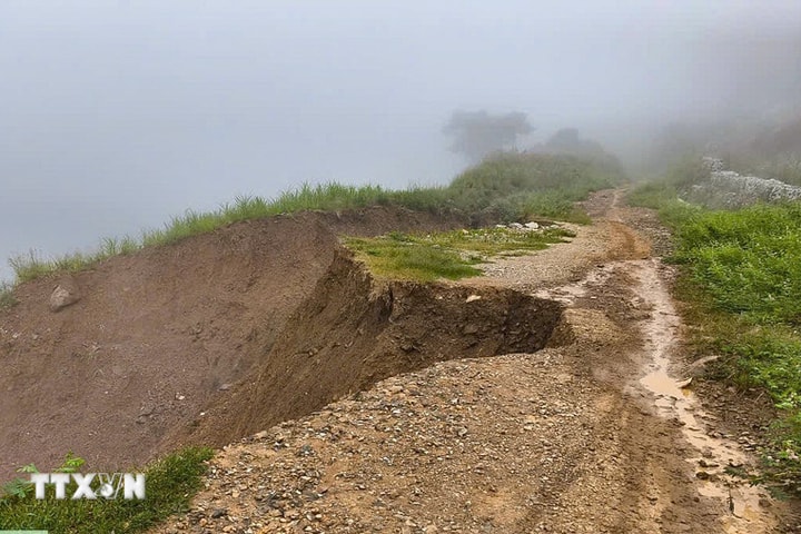 Điện Biên: Sét đánh khiến hai người tử vong, mưa lớn gây sạt lở nghiêm trọng