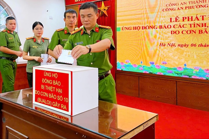 Công an phường Thanh Liệt ủng hộ đồng bào bị thiệt hại do bão, lũ