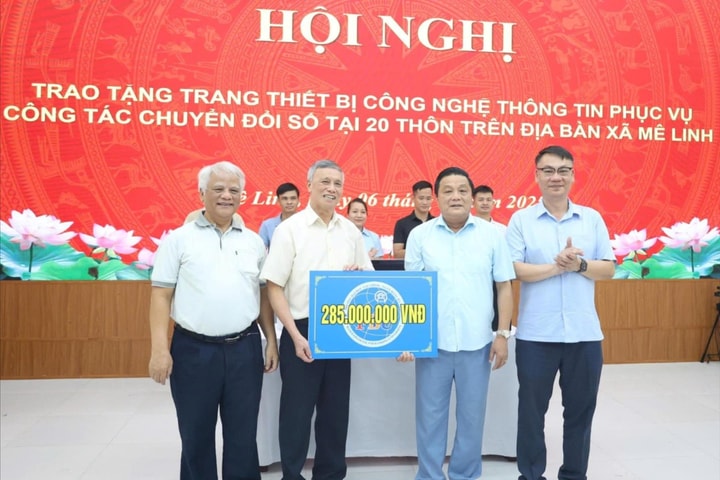 Tặng 20 bộ máy tính, máy in cho các thôn trên địa bàn Mê Linh